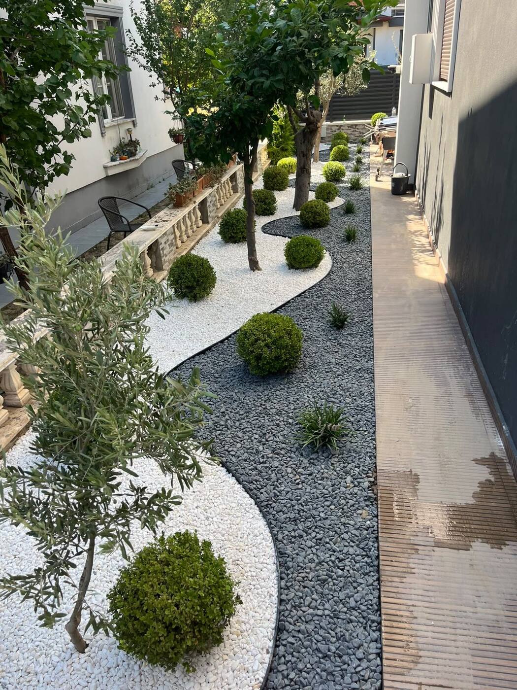 Beyaz ve siyah çakıl bahçe düzenlemesi